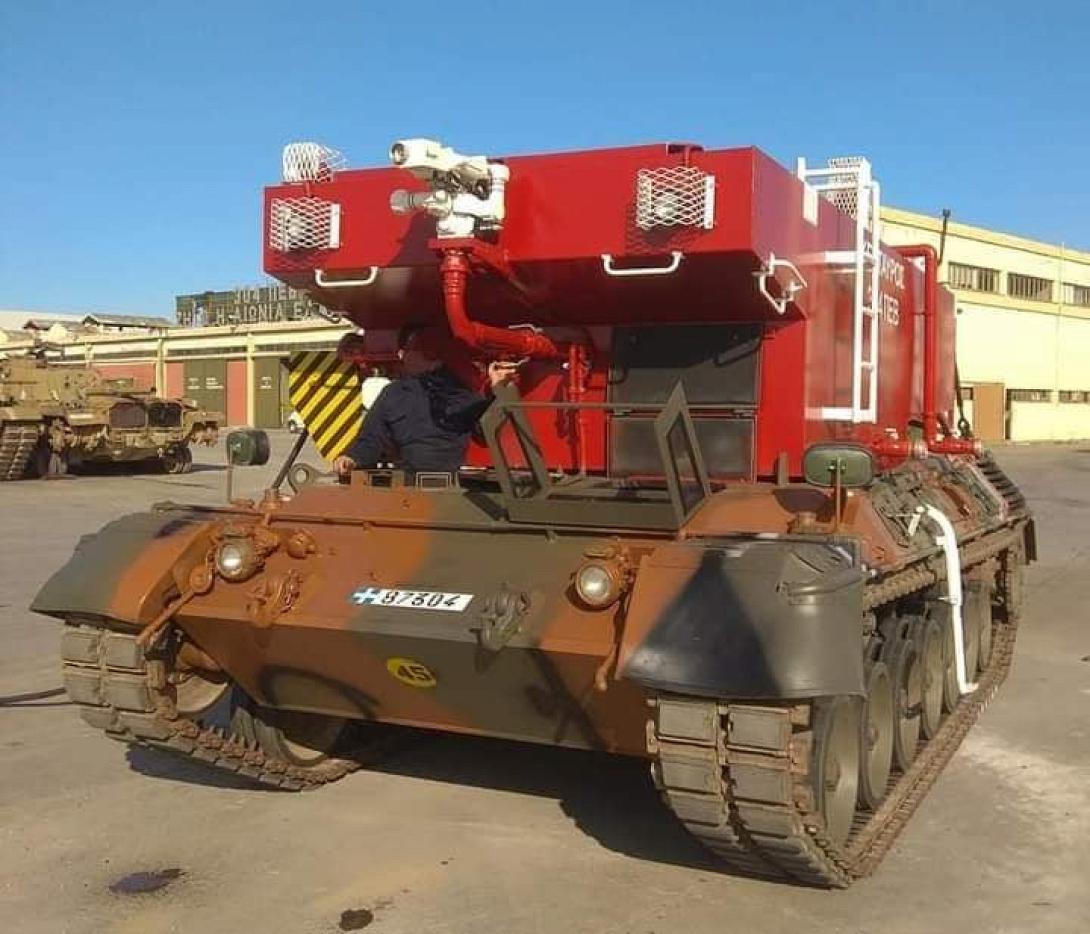 Η μετασκευή του άρματος μάχης σε πυροσβεστικό, έγινε από τεχνικούς του Στρατού, στο 304 ΠΕΒ.