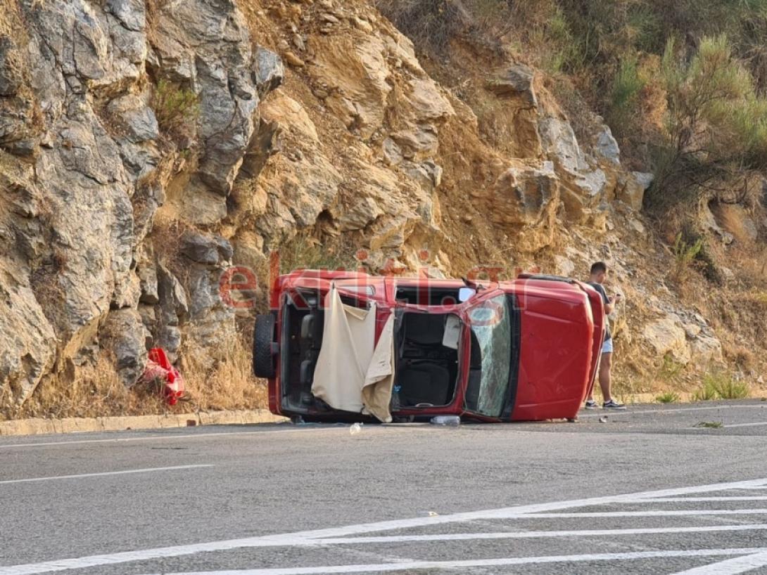 Το αυτοκίνητο ξέφυγε από την πορεία του και ανατράπηκε.
