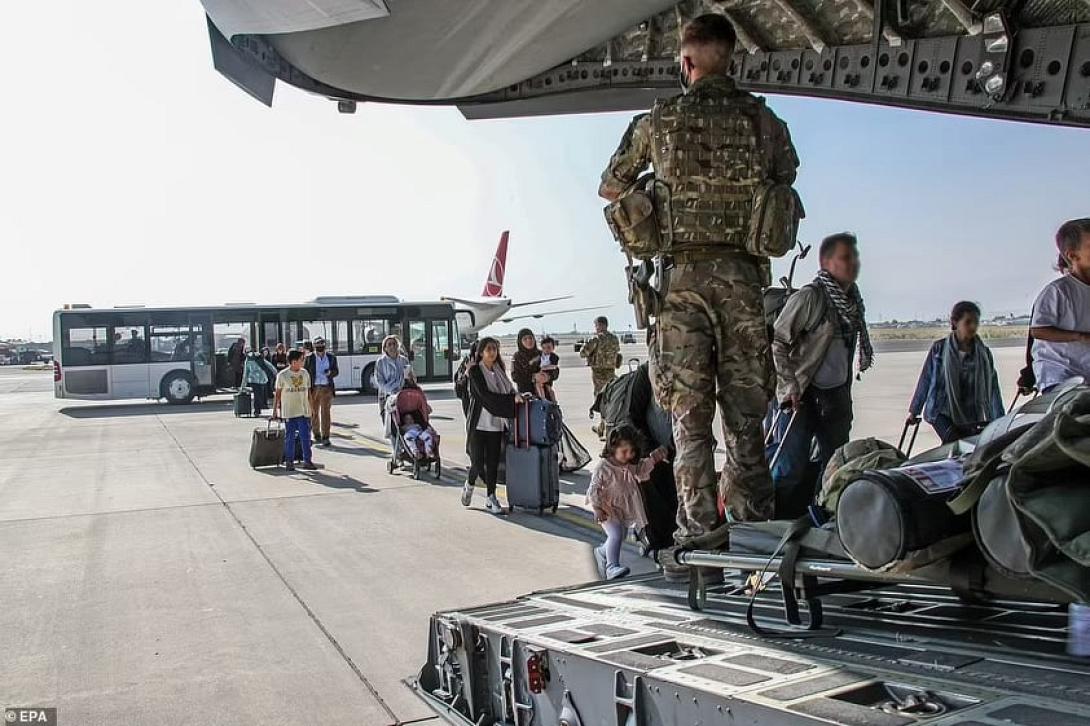 Βρετανός στρατιώτης επιτηρεί την επιχείρηση εκκένωσης από το αεροδρόμιο της Καμπούλ.