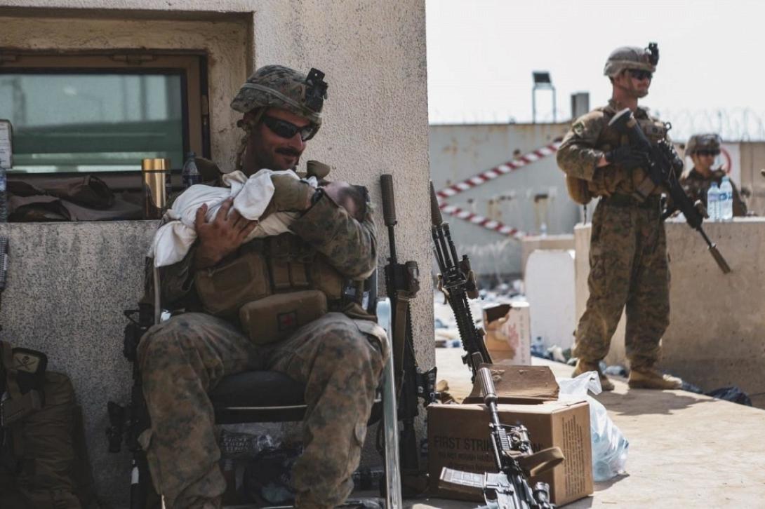 Αφγανιστάν. Αμερικανός στρατιώτης κρατά στην αγκαλιά του ένα μωράκι...