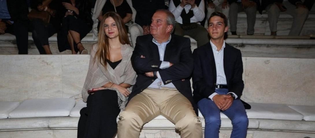 Ο Κώστας Καραμανλής με τα δύο του παιδιά.