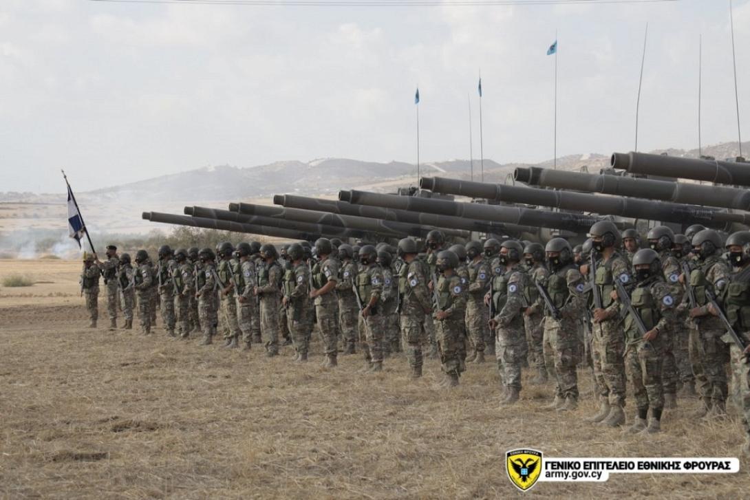 Εντυπωσιακή λήψη με το προσωπικό της Εθνικής Φρουράς μπροστά από τα άρματα μάχης.