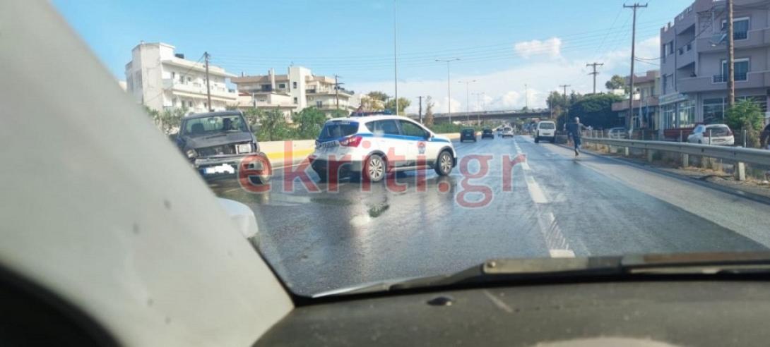 Το περιπολικό και το αγροτικό όχημα στη μέση του δρόμου μετά το τροχαίο.