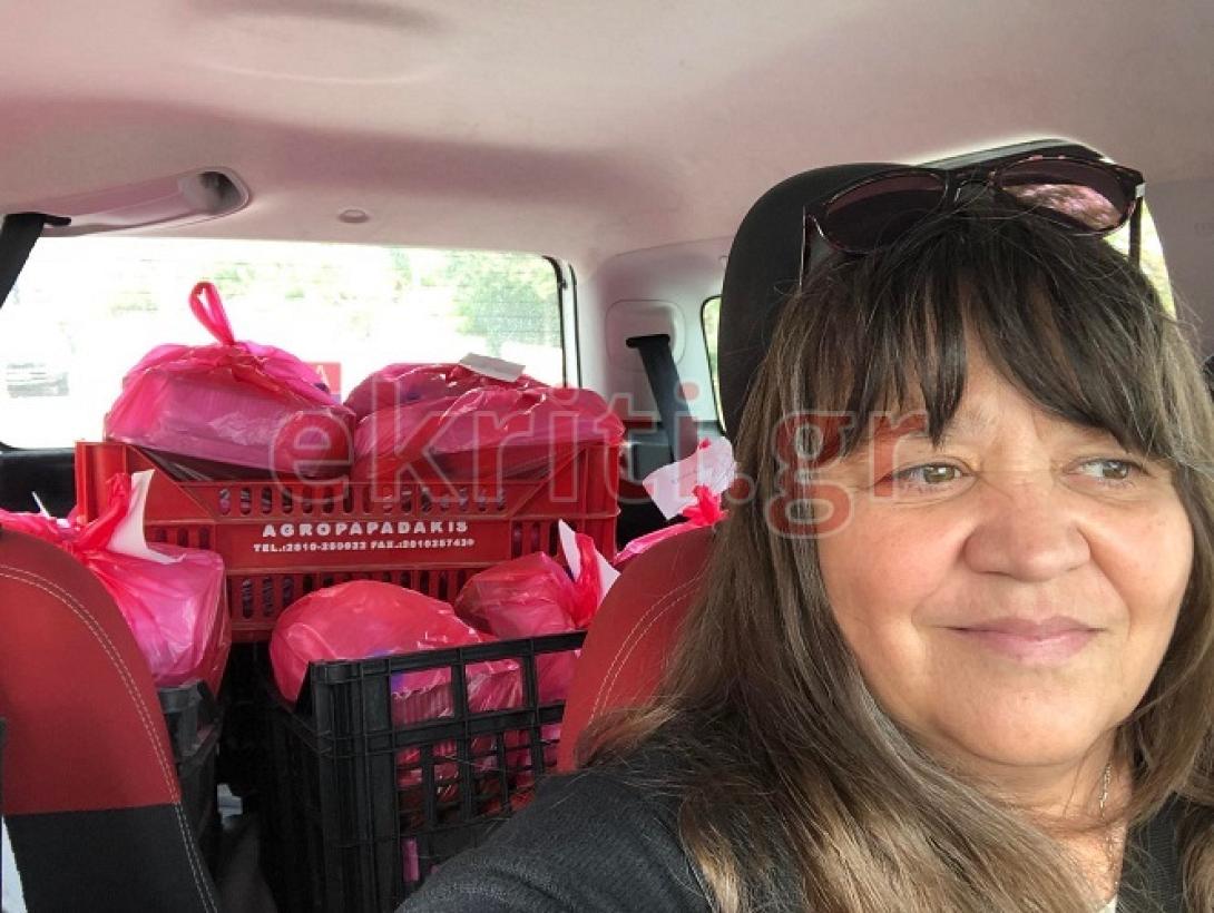 Η κα Ρένα μοιράζει τα γεύματα στους σεισμόπληκτους