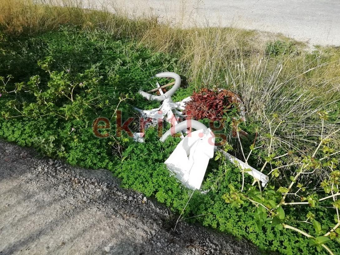 Πεταμένα στεφάνια έξω από το κοιμητήριο