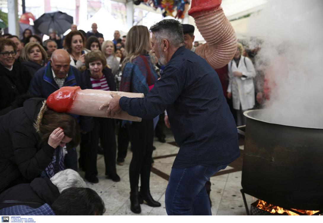 Τραγουδούν και χορεύουν με αποκριάτικα τραγούδια και πειράζουν τους παραβρισκόμενους.