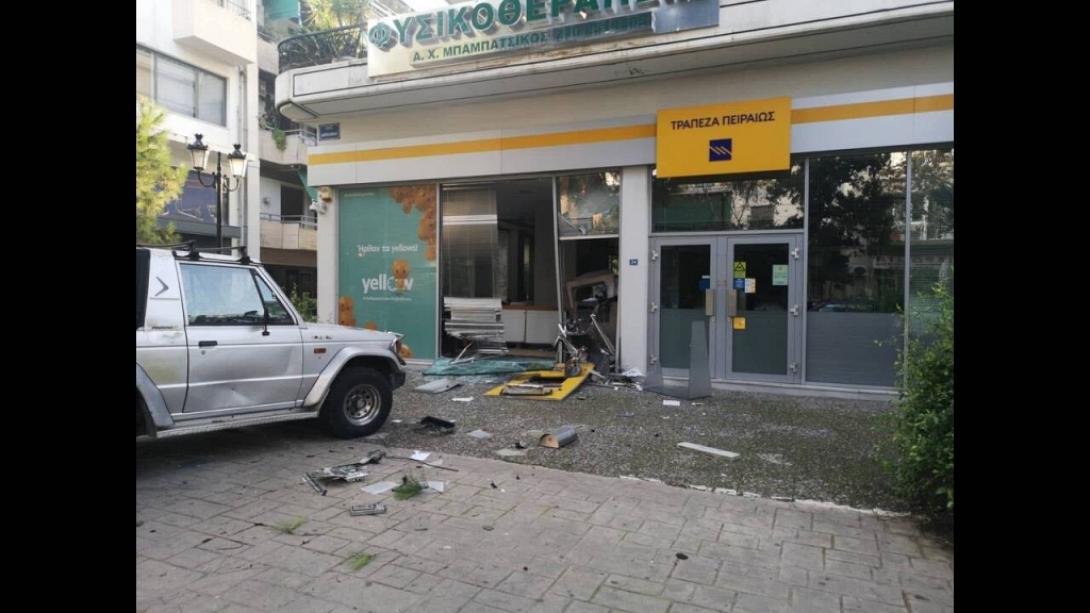 Μπούκαραν με ΙΧ σε τράπεζα και ανατίναξαν το ΑΤΜ.jpg