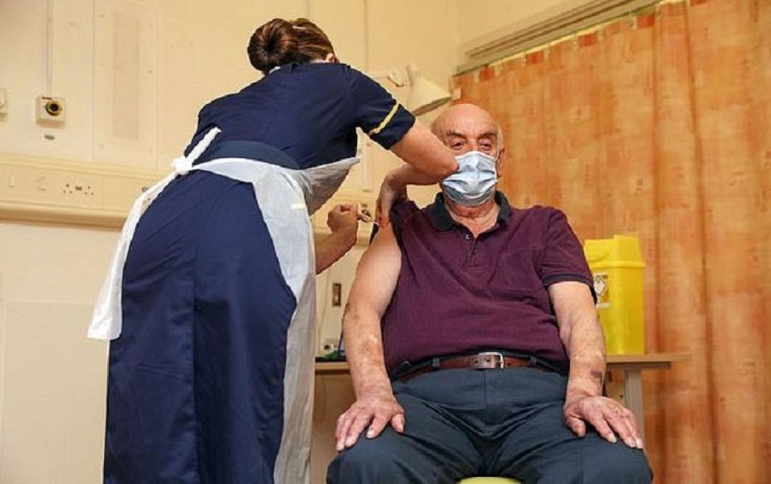 Κοροναϊός – Βρετανία : Ο 82χρονος Μπράιαν Πίνκερ ήταν ο πρώτος που έλαβε το εμβόλιο της AstraZe