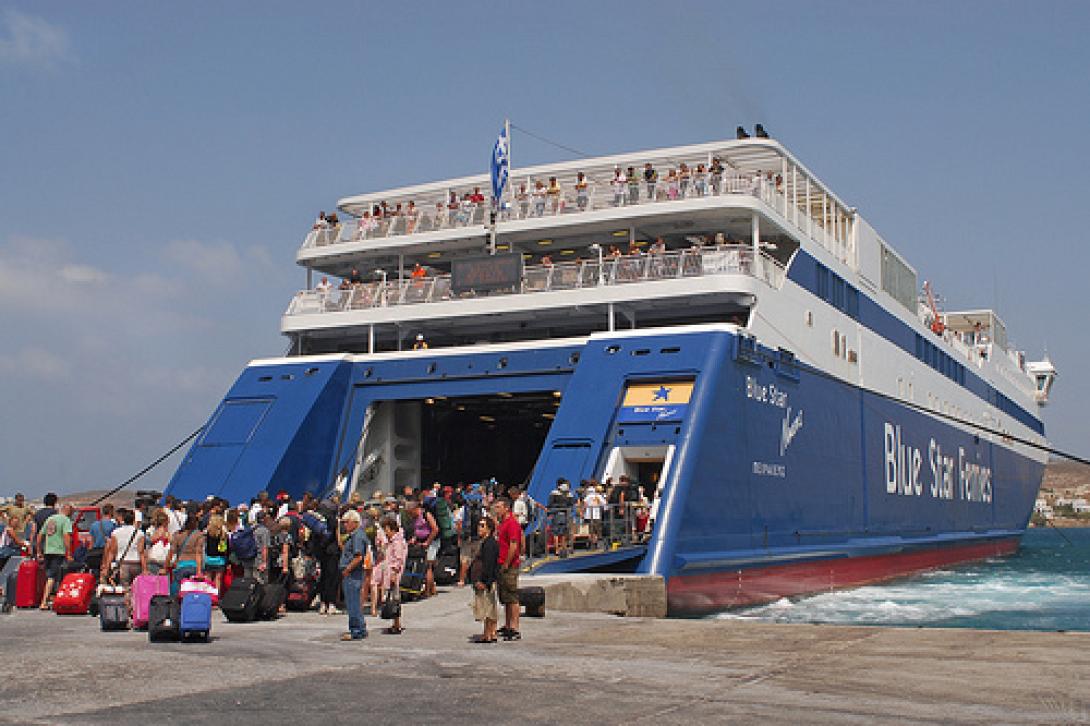 Πρόσκρουση πλοίου με 1000 επιβάτες στο λιμάνι της Τήνου