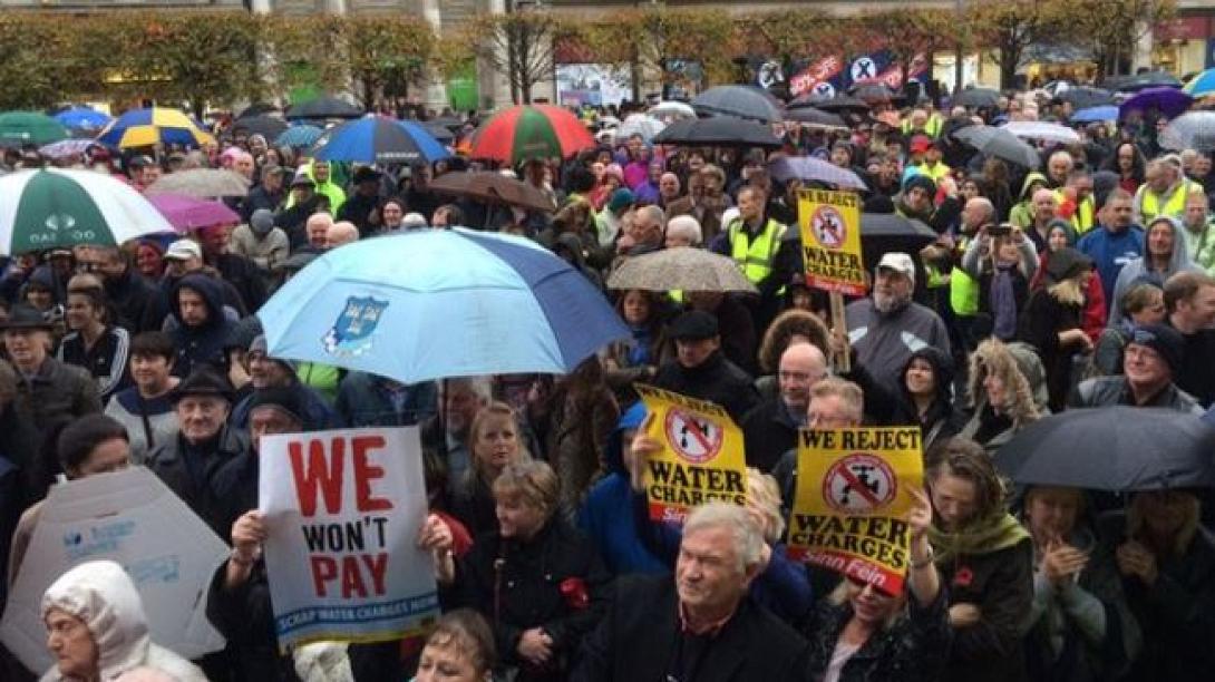 Ιρλανδία: Χιλιάδες στους δρόμους ενάντια στην φορολόγηση του νερού 