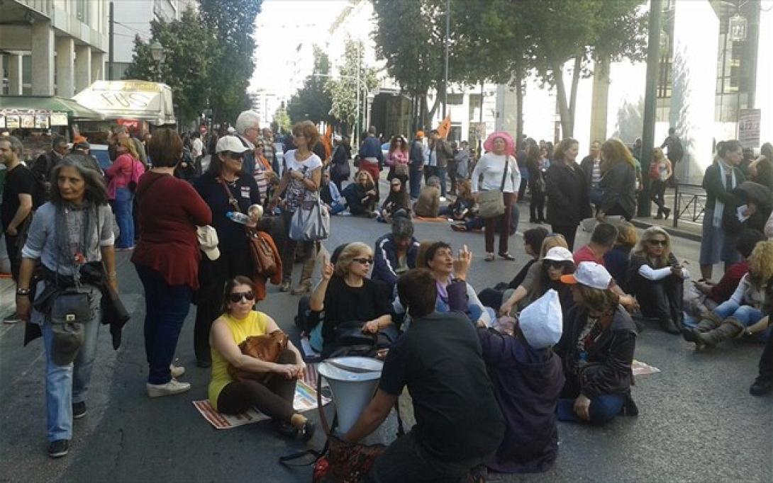 Νέα διαμαρτυρία από τις καθαρίστριες του ΥΠΟΙΚ