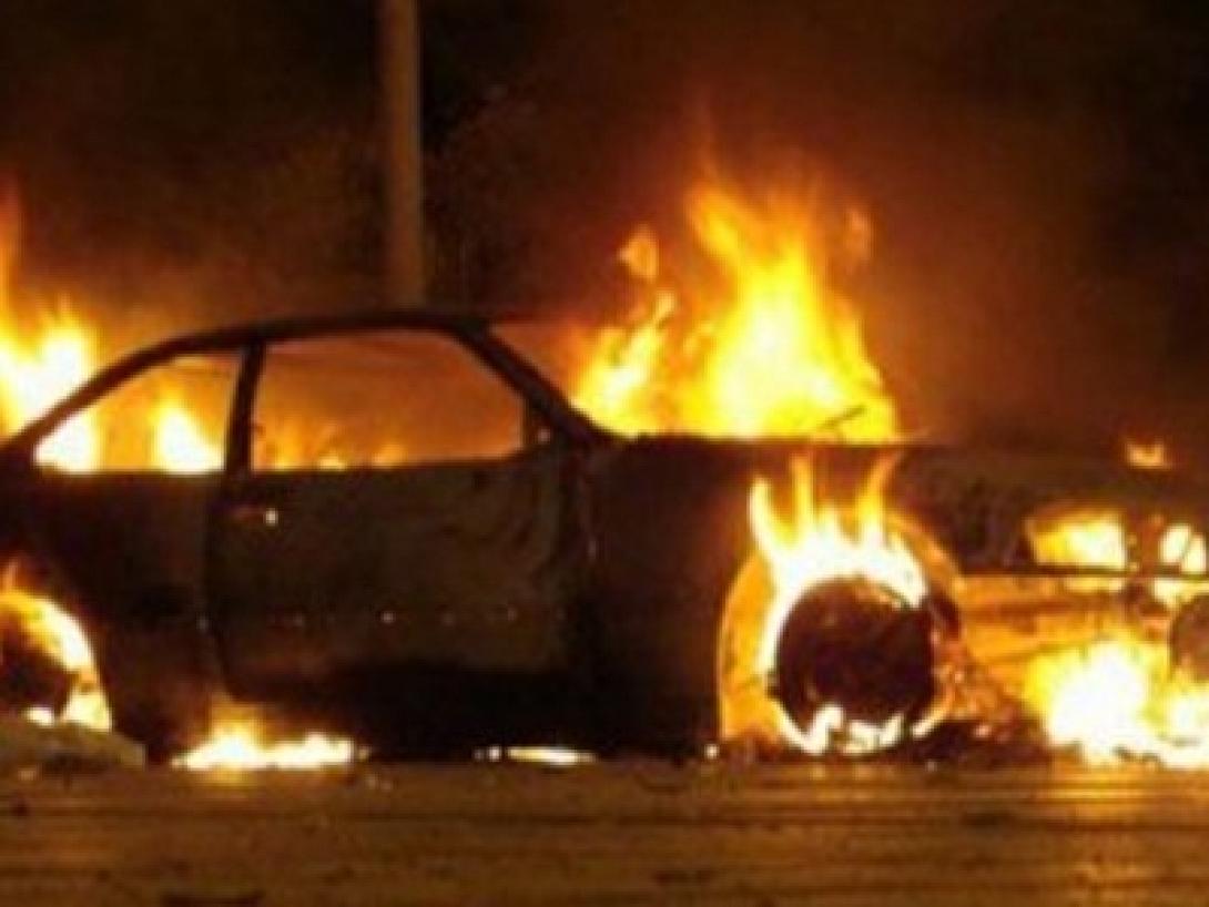 Ολοκαίνουριο αυτοκίνητo κάηκε τα ξημερώματα σε πυλωτή πολυκατοικίας στο Ηράκλειο