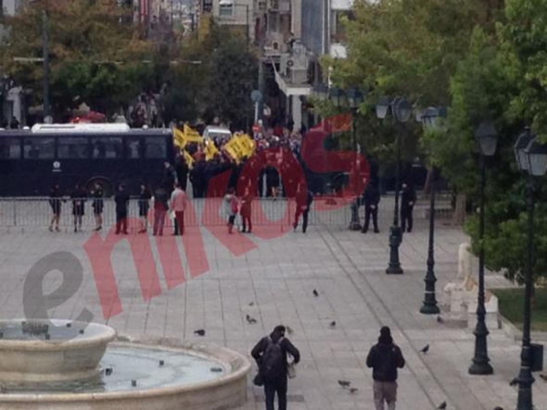 Σε εξέλιξη η διαμαρτυρία σχολικών φυλάκων στο Σύνταγμα