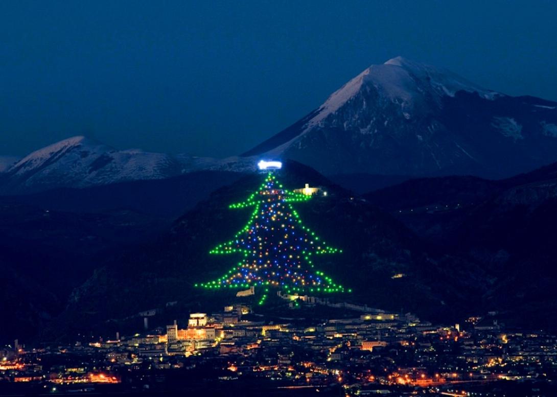 το μεγαλύτερο χριστουγεννιάτικο δέντρο στον κόσμο