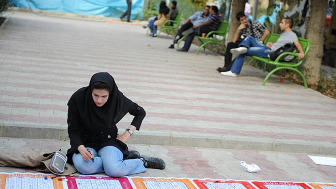 Ιρανή πέταξε τη μαντίλα και άρχισε να χορεύει μέσα στο μετρό! (βίντεο)