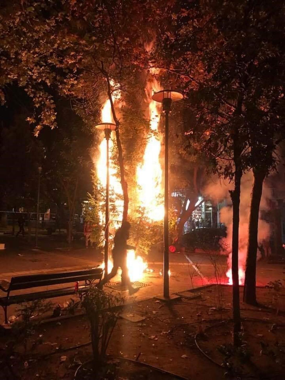 Στην πυρά, για δεύτερη φορά το χριστουγεννιάτικο δέντρο στα Εξάρχεια