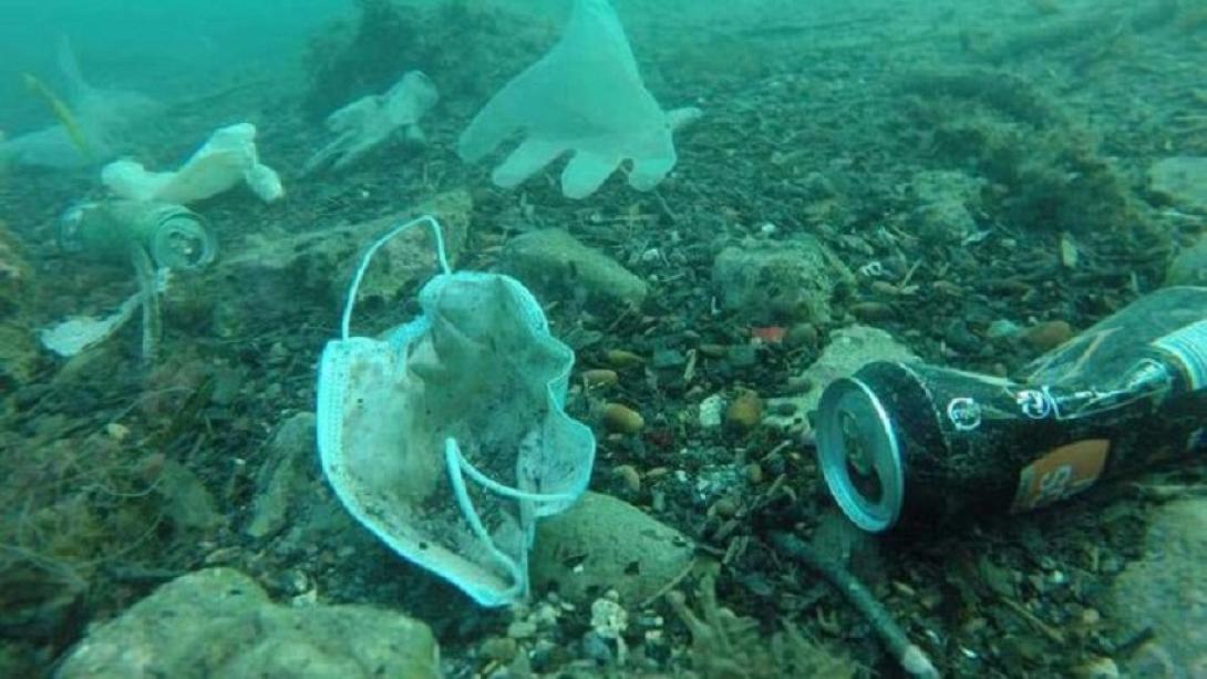 Γέμισαν οι θάλασσες με μάσκες και γάντια μιας χρήσης 