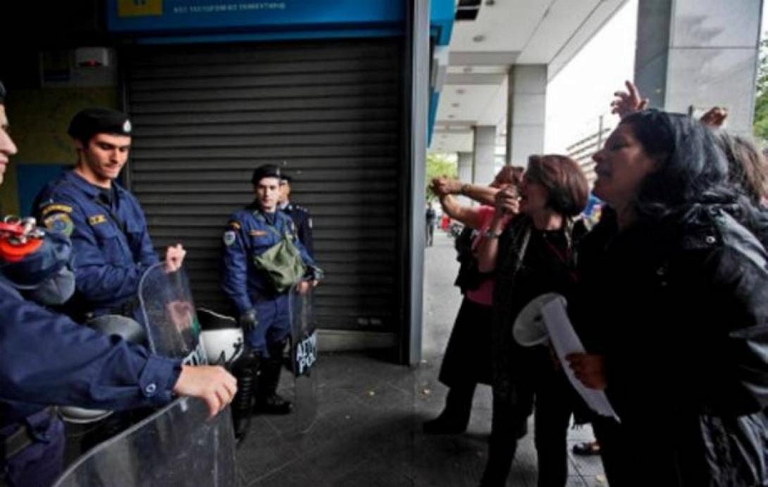 Εντασεις και προσαγωγές καθαριστριών έξω απο το Υπ. Οικονομικών