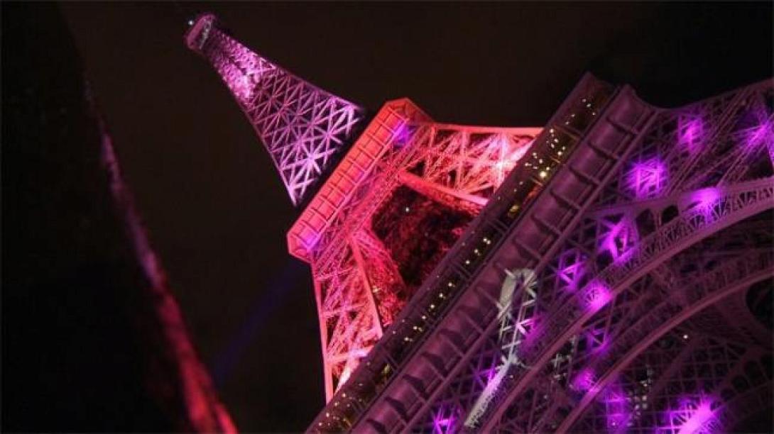 Και ο Πύργος του Άιφελ... εγένετο ροζ!