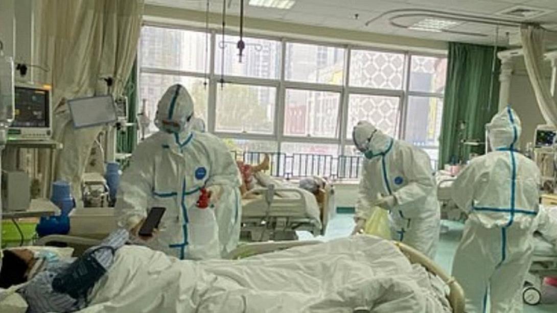 Μάχη κατά του ιού με τις ειδικές στολές