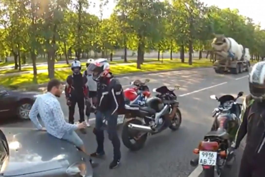 Μηχανόβιοι εναντίον οδηγού... και ξαφνικά... (βίντεο)