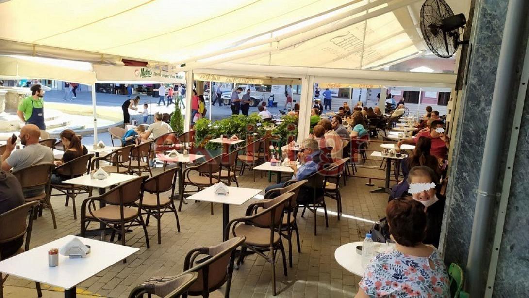 Αρκετός κόσμος επισκέφθηκε σήμερα καφέ και καταστήματα εστίασης