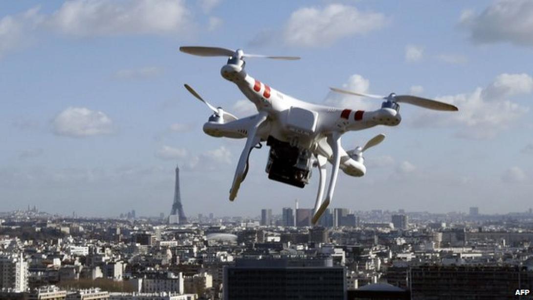 Νυχτερινές πτήσεις drones τρομοκρατούν το Παρίσι