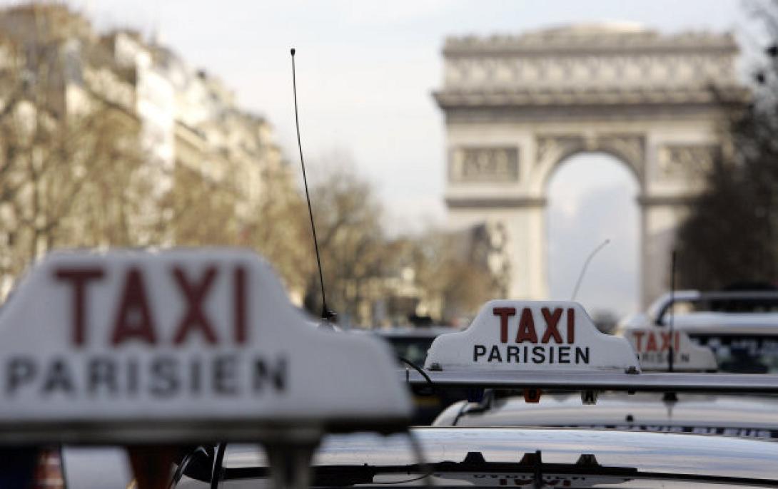 Οι οδηγοί ταξί διαμαρτύρονται στο Παρίσι για την Uber - Απαγορεύουν από την 1η Ιανουαρίου την εφαρμογή
