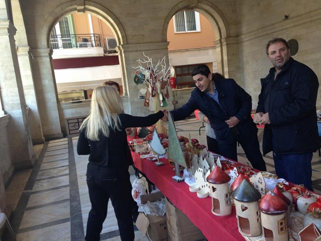 Ευχές και "χρόνια πολλά" στο κέντρο του Ηρακλείου από τον Λευτέρη Αυγενάκη
