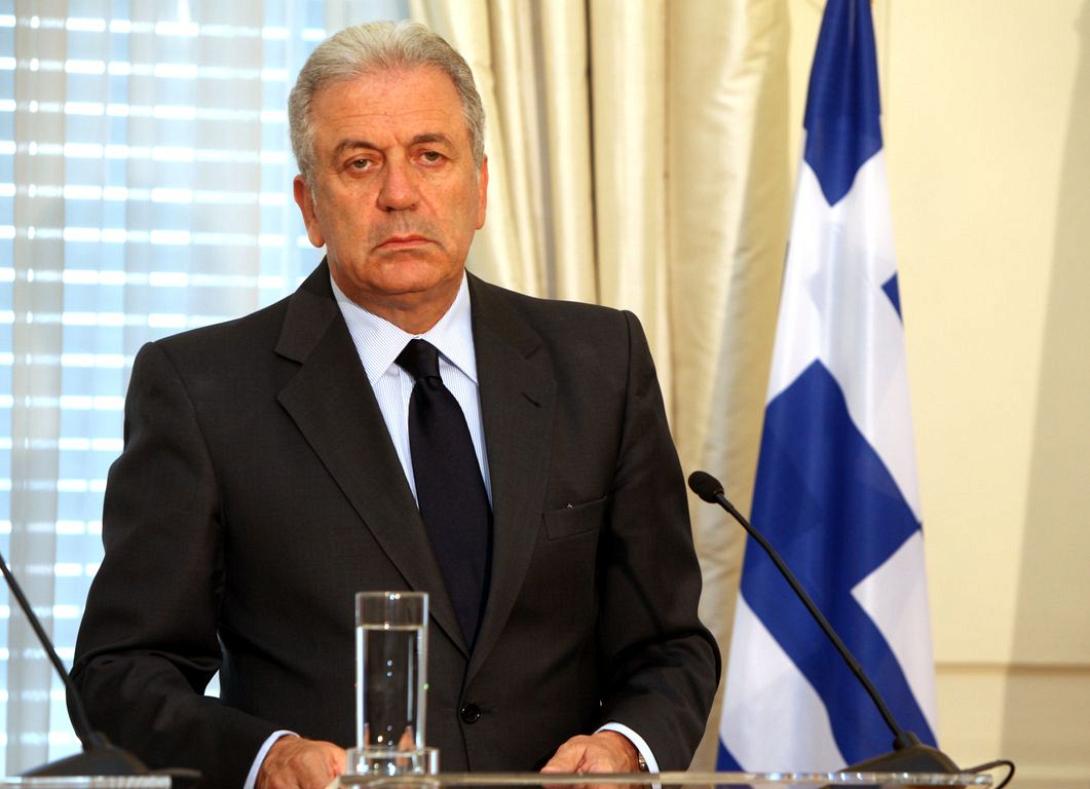 Αβραμόπουλος : να απαλλαχθεί ο στρατός απο την ευθύνη για τη Δικτατορία