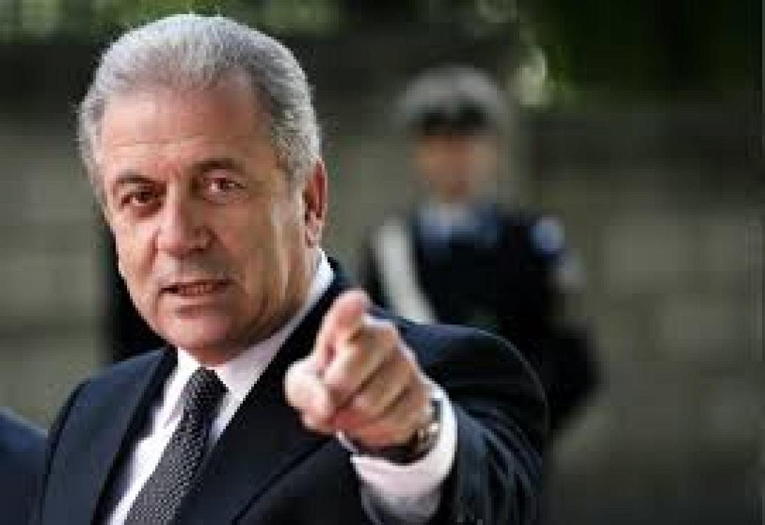 Δ. Αβραμόπουλος: Έξυπνα - έξυπνα ..&quot;έκοψε&quot; τον εθνικό ύμνο των Σκοπίων 