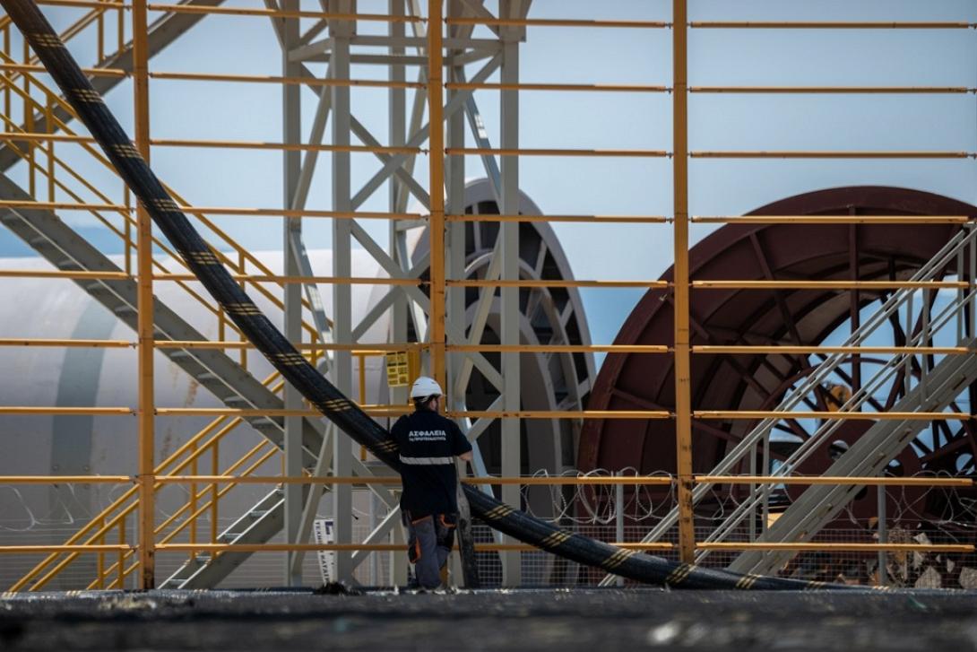 Η πόντιση του υποβρύχιου καλωδίου θα ξεκινήσει παράλληλα από τις δύο ανάδοχες εταιρείες, Fulgor-Ελληνικά Καλώδια και Prysmian, στα μέσα Σεπτεμβρίου στα Χανιά.