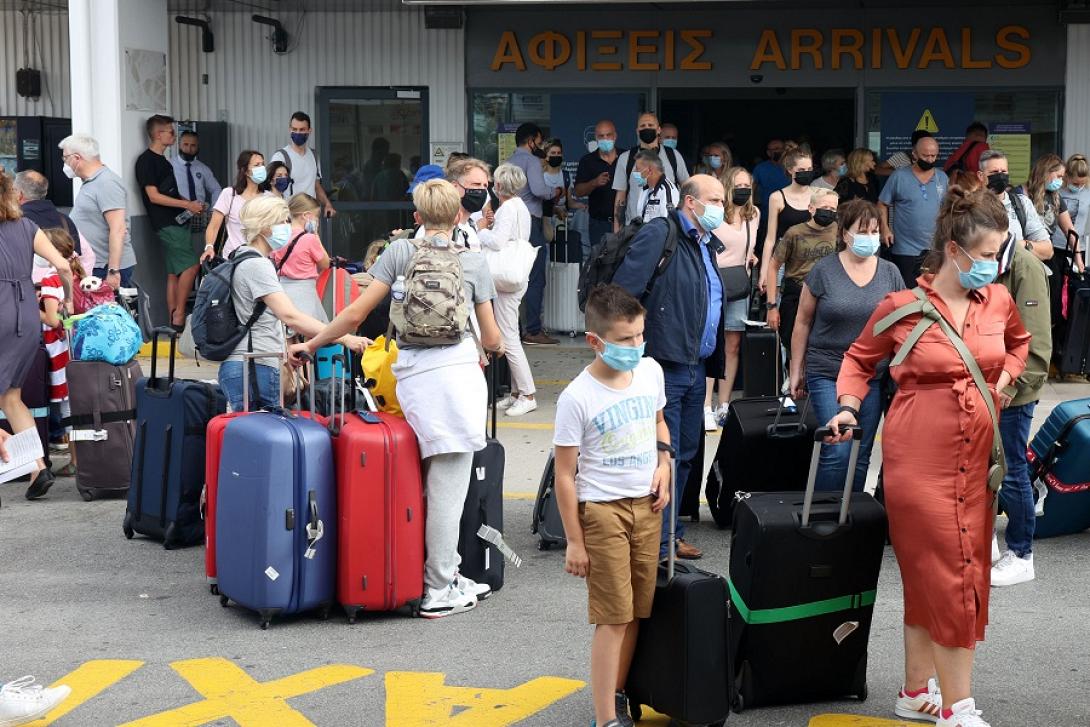 τουρίστες στο αεροδρόμιο Ηρακλείου