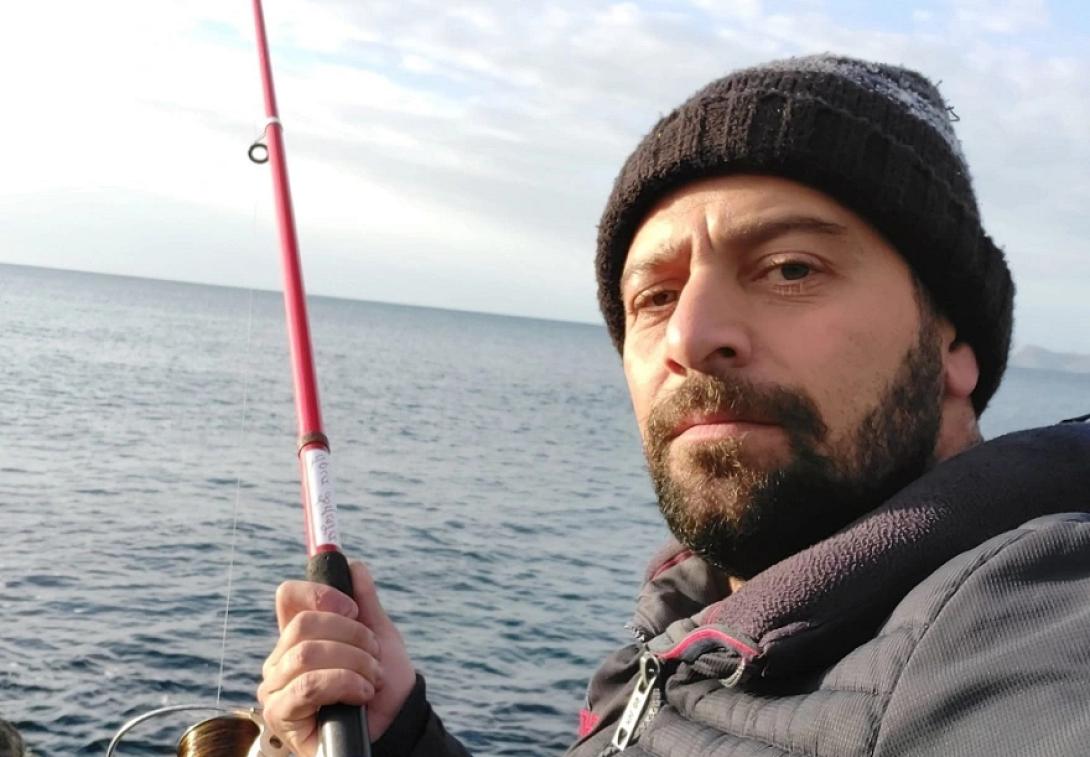 Ο άτυχος άντρας, περίπου 40 ετών, ήταν στα βράχια και ψάρευε με φίλους του, όταν τρεις από τους τέσσερις της παρέας παρασύρθηκαν από τα κύματα.