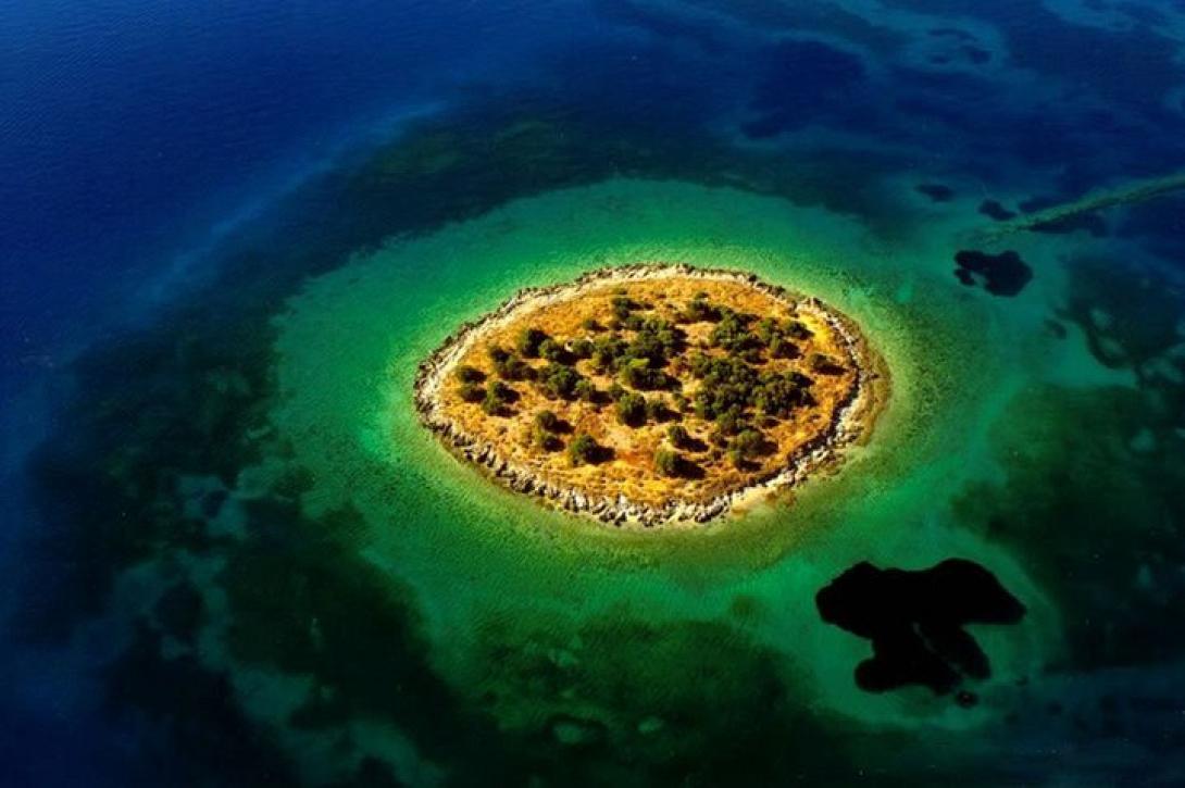 Αγοράζοντας 420.000 ζευγάρια γυαλιών, παίρνετε δώρο... ένα ελληνικό νησί!