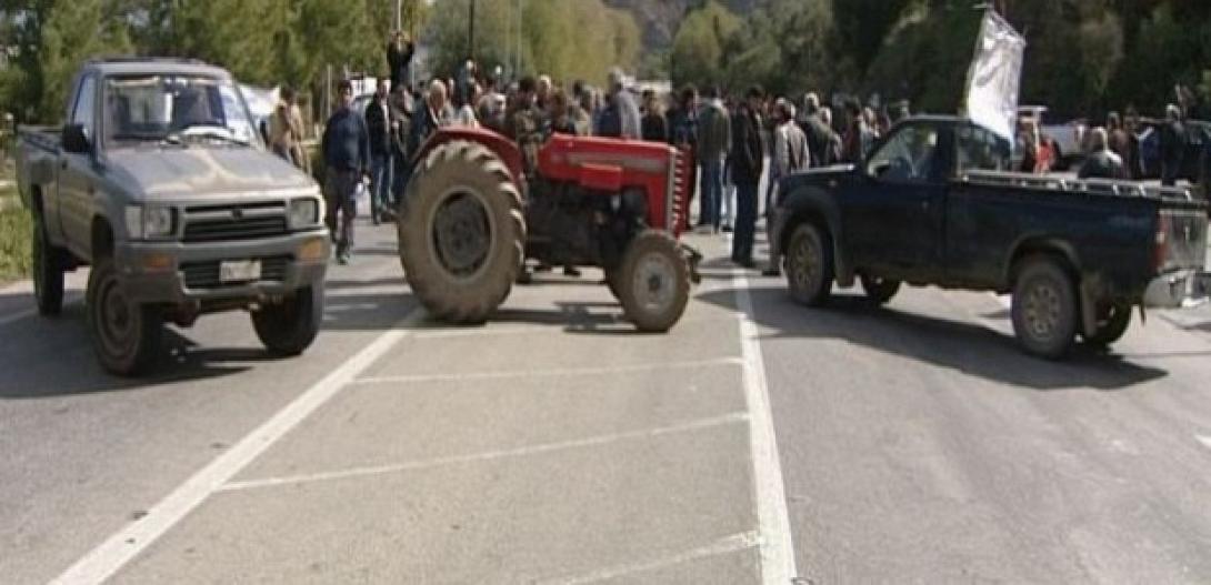 Επιμένουν οι αγρότες στα Χανιά