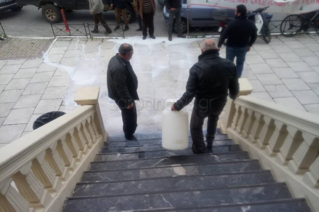 αγρότες έχυσαν γάλα