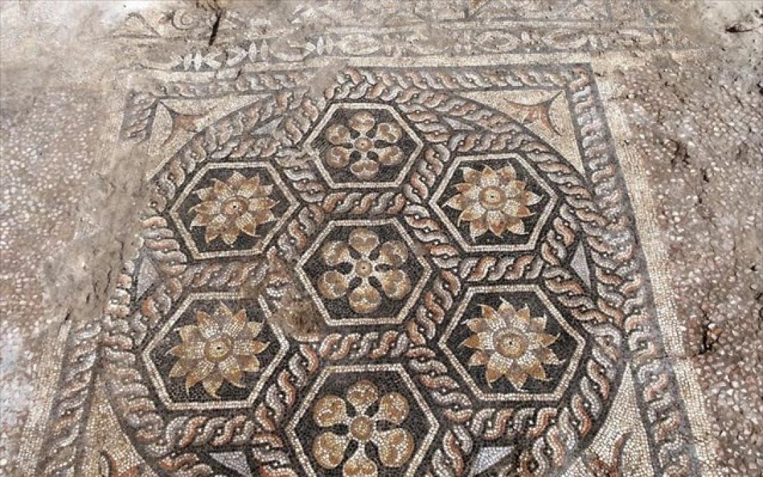 aiguptos-anakalufthike-monadikis-omorfias-psifidoto-mosaiko-se-arxaio-oikismo.jpg