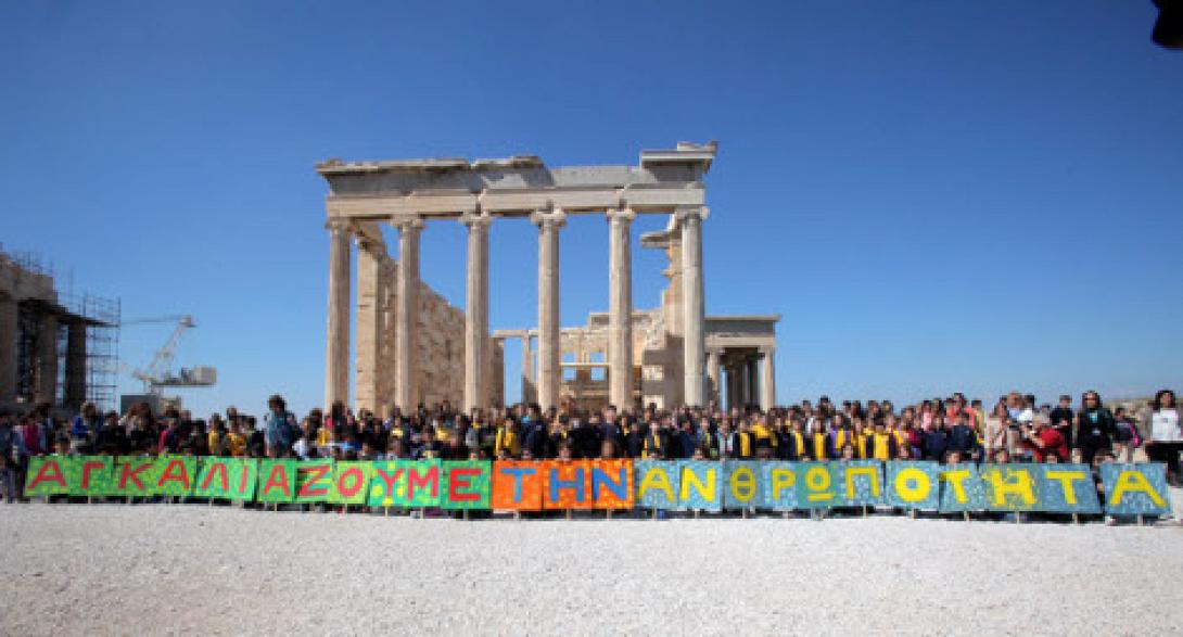 Το ελληνικό μήνυμα κατά του ρατσισμού από την Ακρόπολη