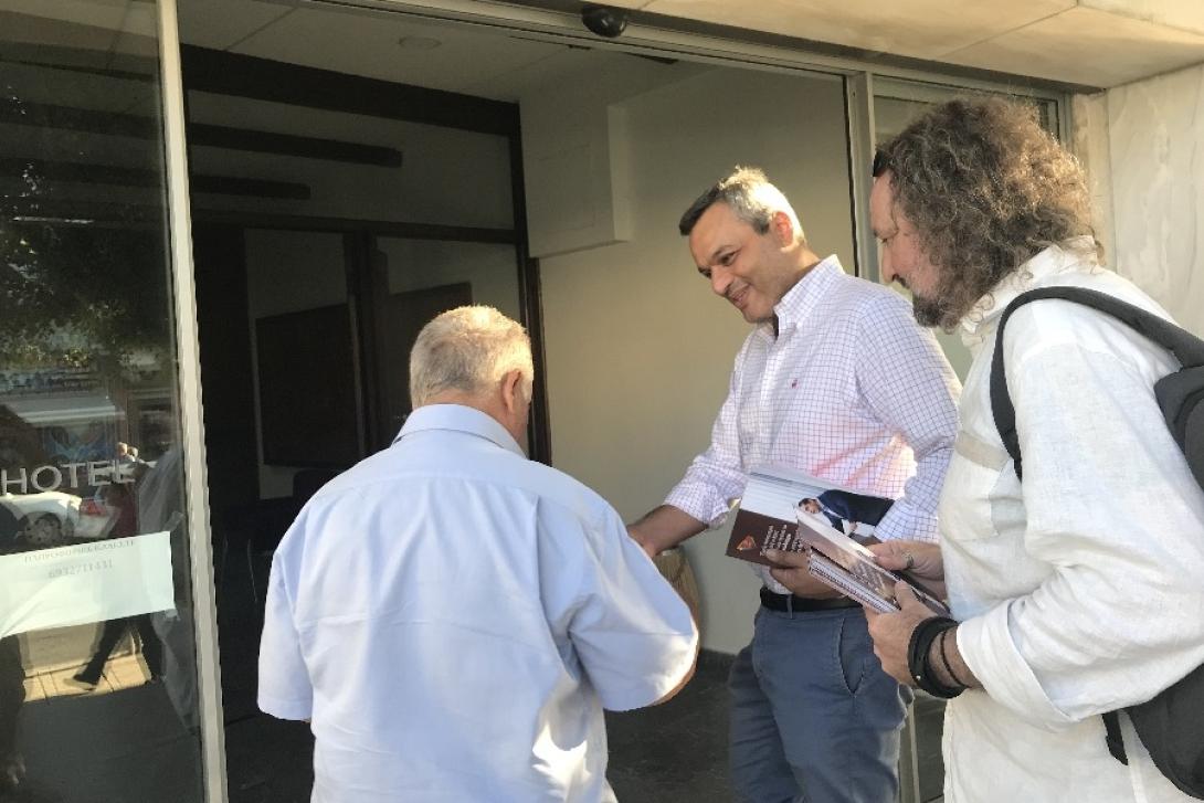 Ο Χάρης Μαμουλάκης συνομιλεί με πολίτες