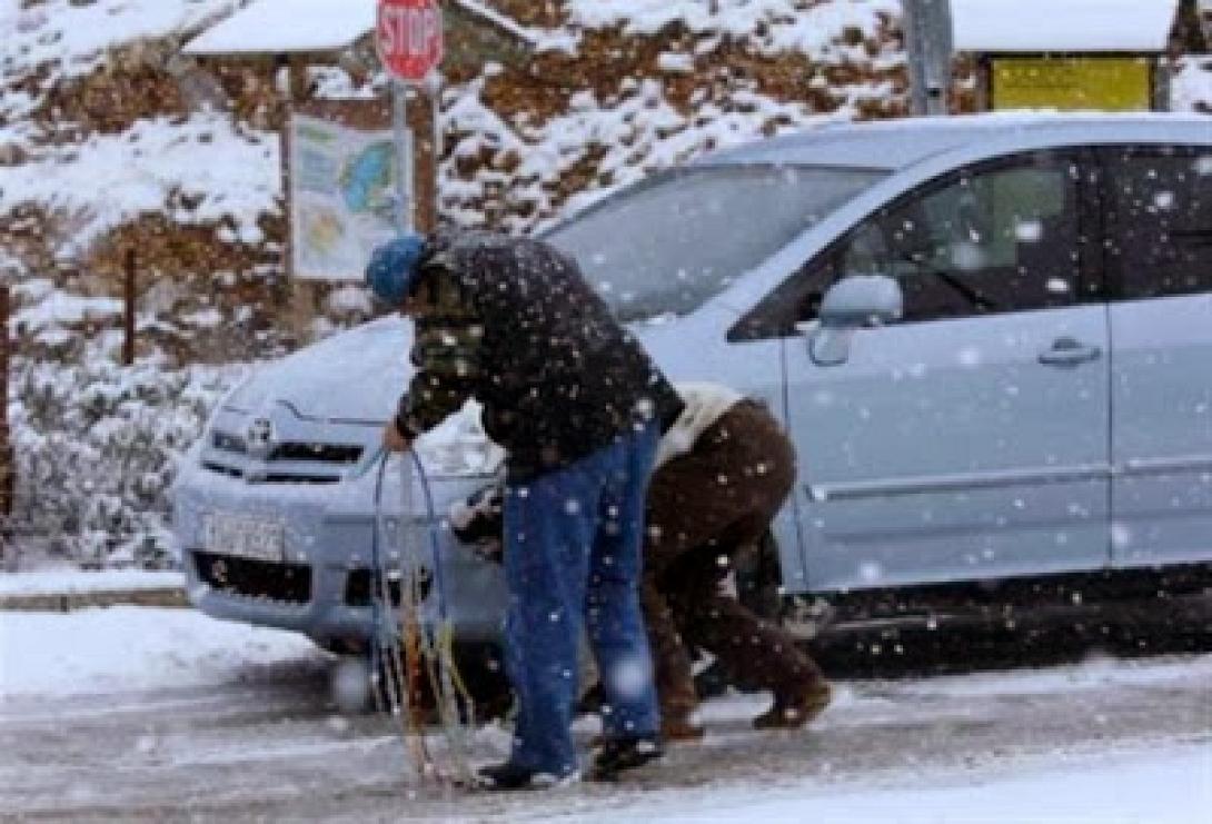 Αθήνα: Καθηγητές αλυσοδέθηκαν έξω από τη Βουλή