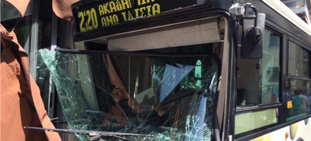 Λεωφορείο &quot;κάρφωσε&quot; μέσα σε καφατέρια στα Ιλίσια (φωτογραφίες)