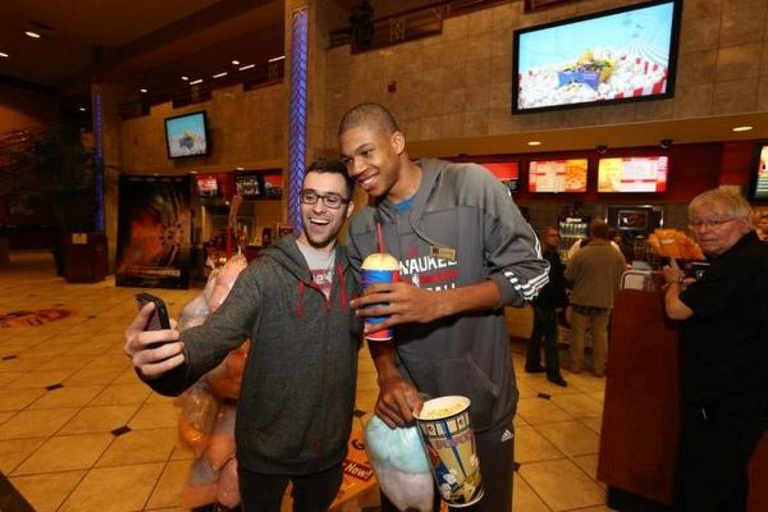 Μοίρασε ...ποπ κορν σε φιλάθλους ο Αντετοκούνμπο