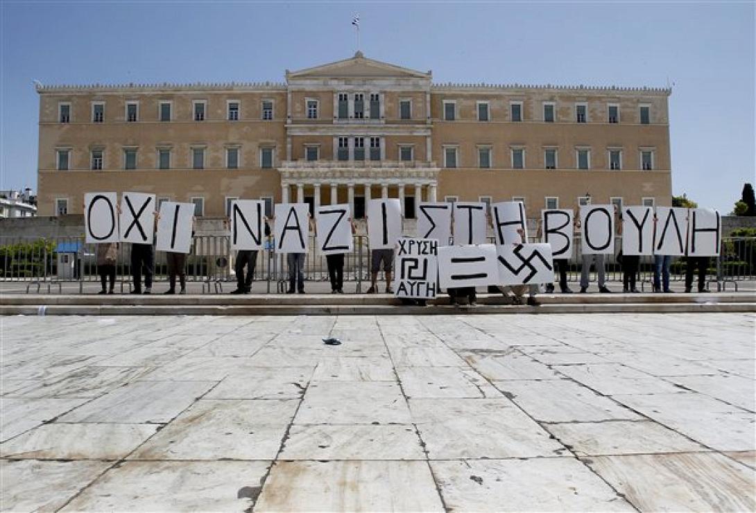 &quot;Άφρισε&quot; το Σύνταγμα - Πλημμύρισαν οι δρόμοι στα Χανιά από τα αντιφασιστικά συλλαλητήρια