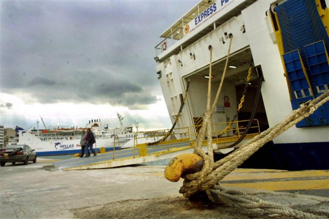 Συνεχίζεται η απαγόρευση απόπλου των πλοίων