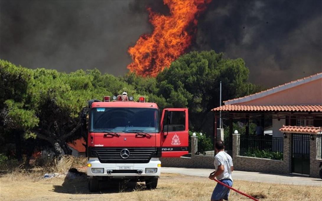 Καίγονται σπίτια στη μεγάλη πυρκαγιά της Κερατέας