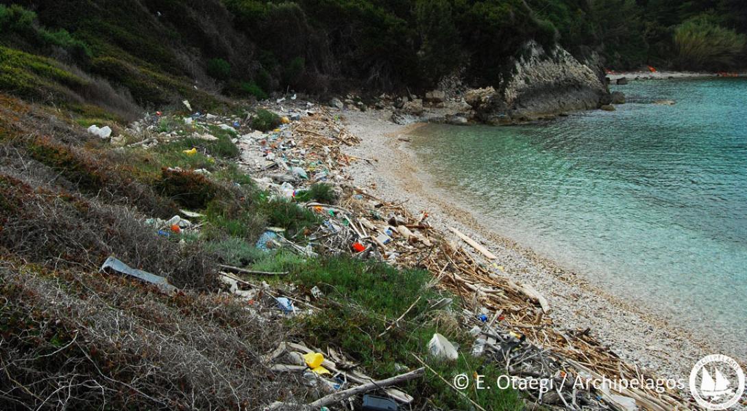 Σκουπίδια και πλαστικά "πνίγουν" την Ελλάδα