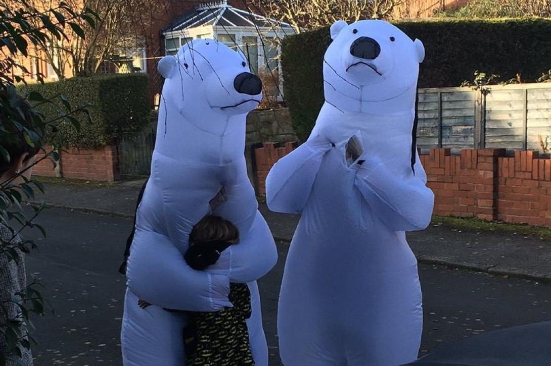 Ντύθηκαν πολικές αρκούδες για να αγκαλιάσουν τα εγγόνια τους