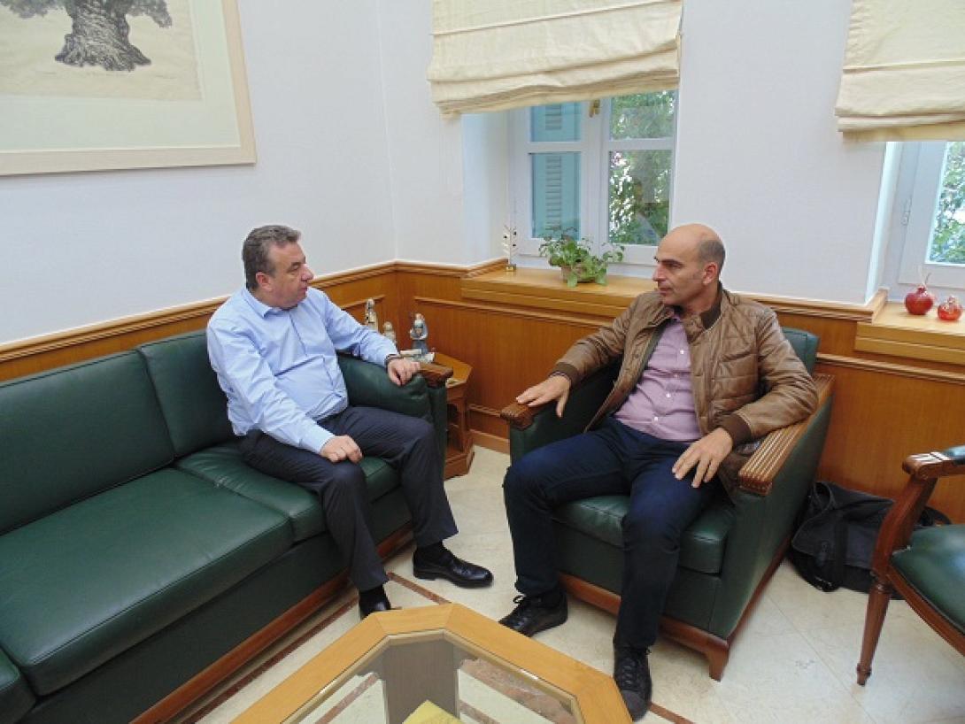 arnaoytakis_me_dimarho_kantanoy.jpg