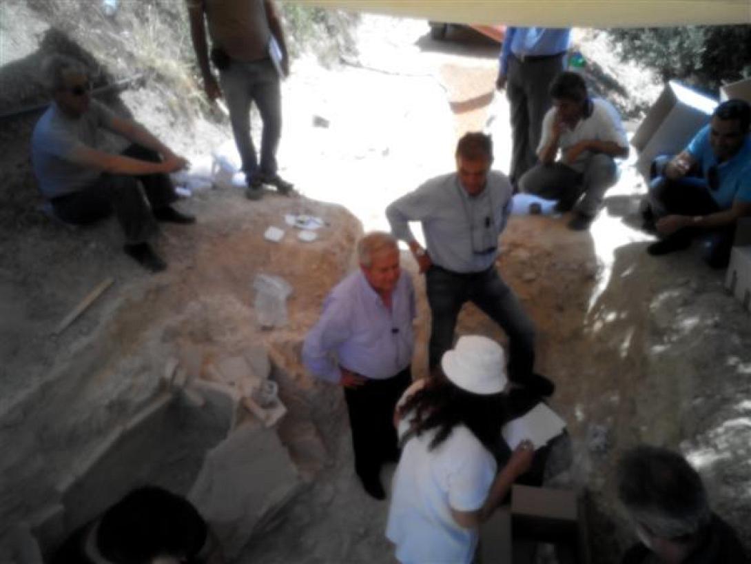 Ο βιολογικός έφερε στο φως αρχαία έξω από τη Μονή